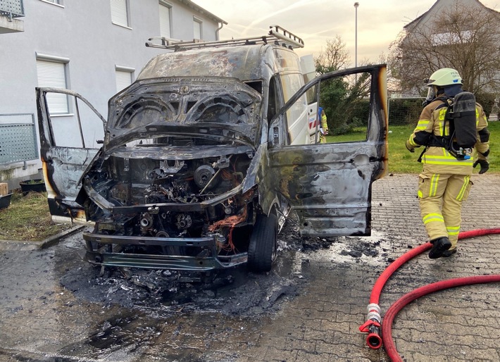 POL-PDNW: Fahrzeug geriet in Vollbrand