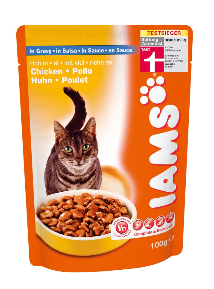 Eine glatte Eins: IAMS Adult 1+ Frischebeutel mit viel Huhn in Sauce ist Testsieger bei Stiftung Warentest