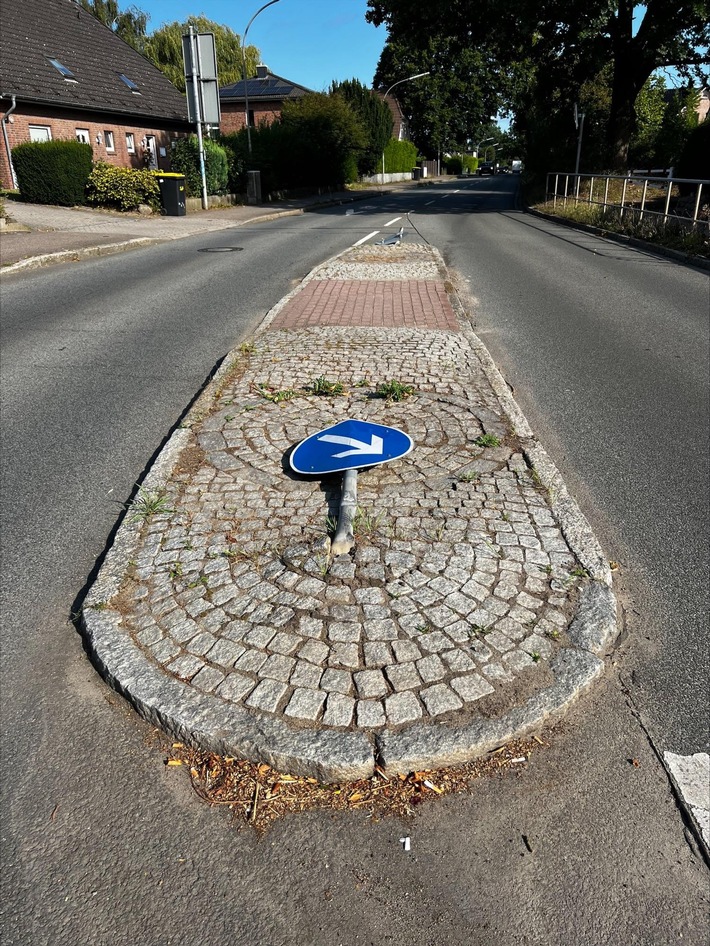POL-RZ: Verkehrsschild umgefahren / Polizei sucht Zeugen für Unfall in Reinbek