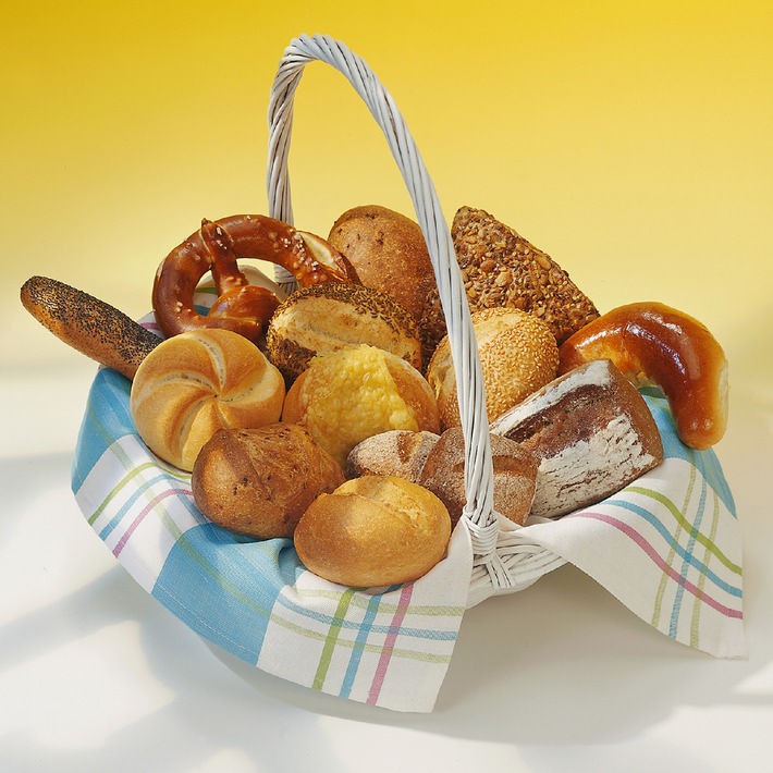 Gebackene Vielfalt: Deutschlands kleine Lieblinge / 72 Prozent der Bundesbürger essen täglich oder häufig Kleingebäck / Aktuelle Hitliste der Lieblingsbrötchen