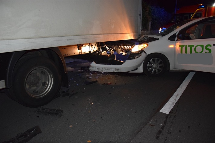 POL-HF: Pkw fährt in geparkten LKW-
Fahrer wurde verletzt