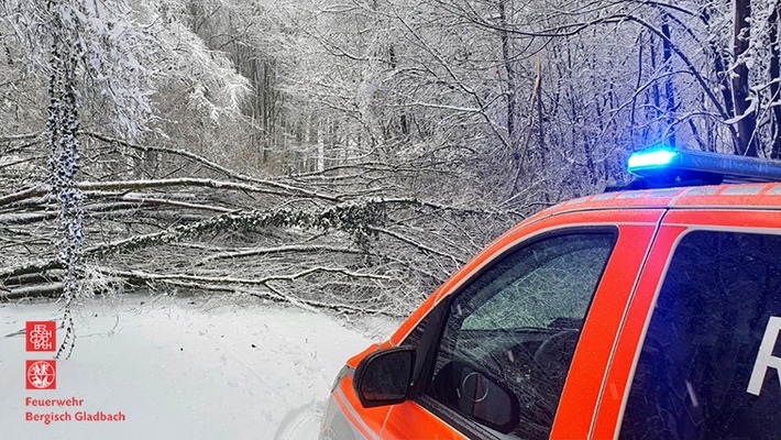 FW-GL: Schneefall sorgt für viel Arbeit bei der Feuerwehr Bergisch Gladbach