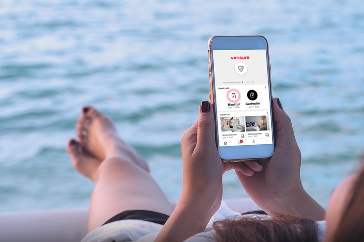 Wer während des Urlaubs nachschauen möchte, ob zuhause alles in Ordnung ist, kann das ganz einfach über die App einer smarten Alarmanlage. / Weiterer Text über ots und www.presseportal.de/nr/134877 / Die Verwendung dieses Bildes für redaktionelle Zwecke ist unter Beachtung aller mitgeteilten Nutzungsbedingungen zulässig und dann auch honorarfrei. Veröffentlichung ausschließlich mit Bildrechte-Hinweis.