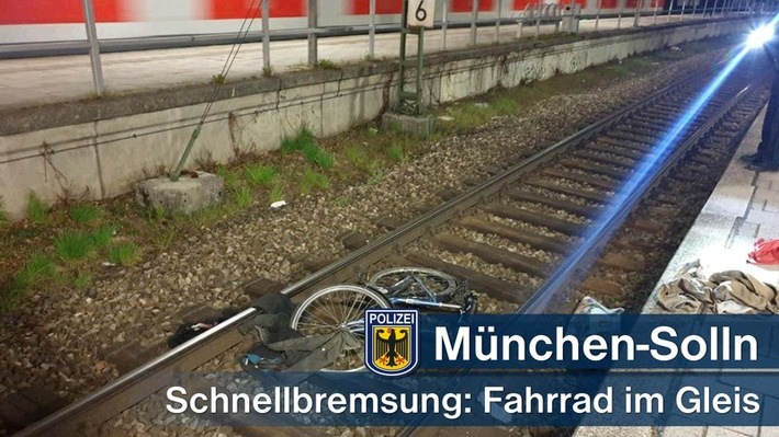 Bundespolizeidirektion München: Fahrrad im Gleis - Gefährlicher Eingriff / S-Bahn muss in Solln schnellbremsen