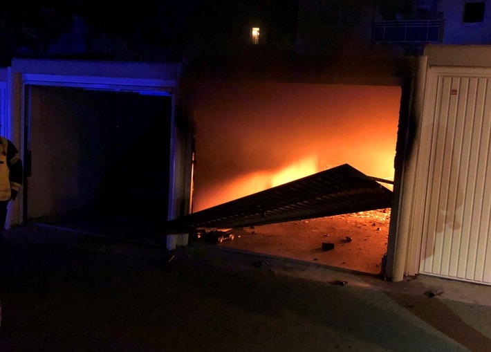 POL-HA: Zeugen nach Brandstiftung in Haspe gesucht - Unbekannte setzen Garage in Brand