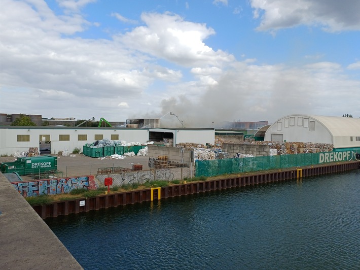 FW-DO: Brand auf einem Recyclingbetrieb im Dortmunder Hafen