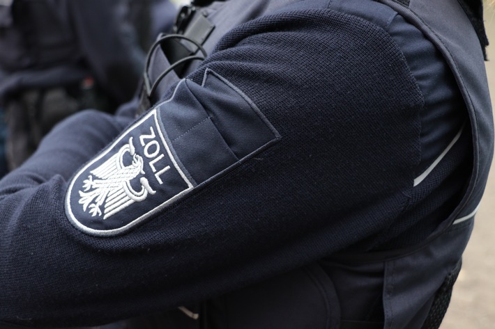 HZA-DO: Zoll kontrolliert Taxi- und Mietwagengewerbe in Hagen und Siegen / Der Zoll im Einsatz gegen Schwarzarbeit und illegale Beschäftigung