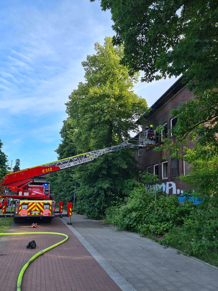 FW-GE: Brand in einem leerstehenden Gebäude in Bismarck