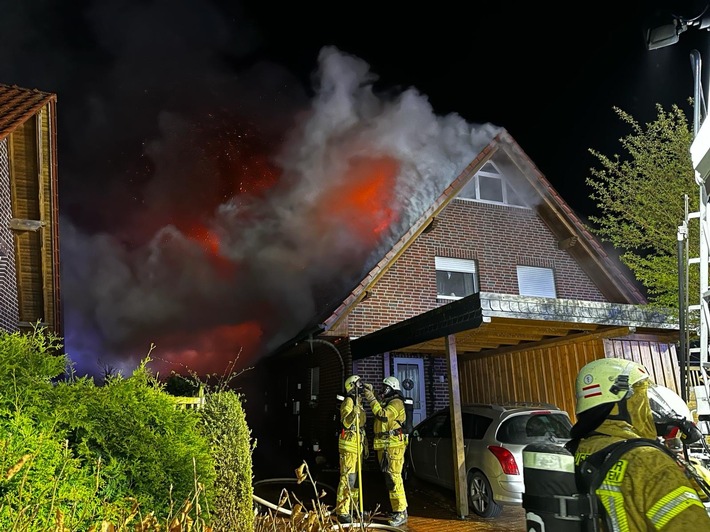 FW-OLL: PKW brennt - Feuer breitet sich bis in den Dachstuhl eines Wohnhauses aus