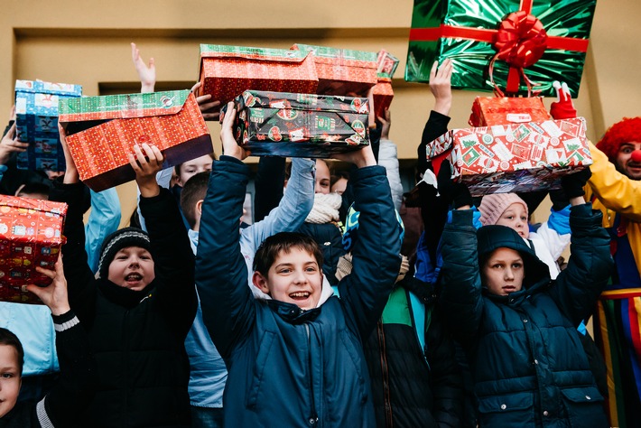 409.448 bedürftige Kinder dürfen sich über Schuhkarton freuen / Geschenkaktion wird auch in Österreich, Schweiz und Lichtenstein immer beliebter