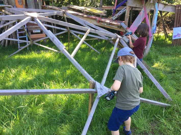 Debrunner Acifer sponsorizza le viti per il cantiere dei bambini