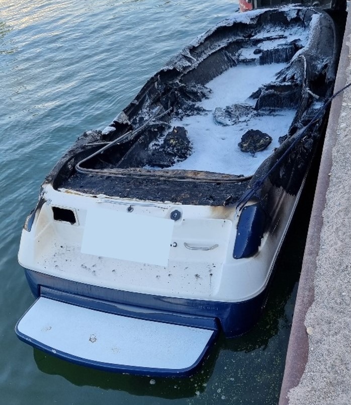 PP-ELT: Sportboot ging in Flammen auf