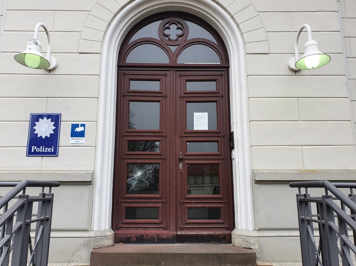 POL-NOM: Bad Gandersheim - Sachbeschädigung am Polizeidienstgebäude - Zeugenaufruf