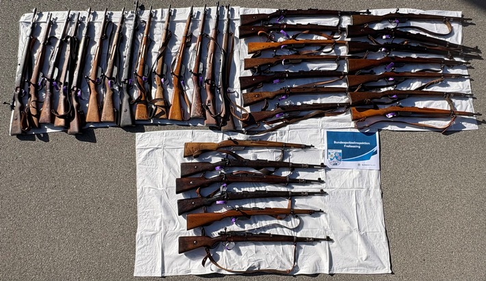Bundespolizeidirektion München: Bundespolizei stellt 34 Langwaffen bei Buskontrolle sicher