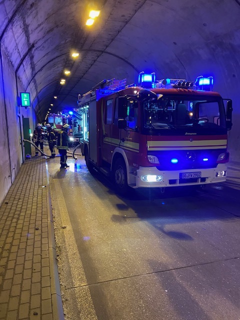 FW-DO: Feuer im Tunnel B 236. PKW brennt in voller Ausdehnung im Tunnel Berghofen.