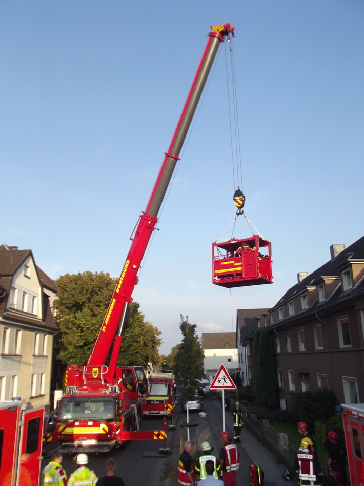 FW-DO: 08.08.2018 - Komplizierte Personenrettung in Bövinghausen
Feuerwehrkran und Höhenretter unterstützen Rettungsdienst