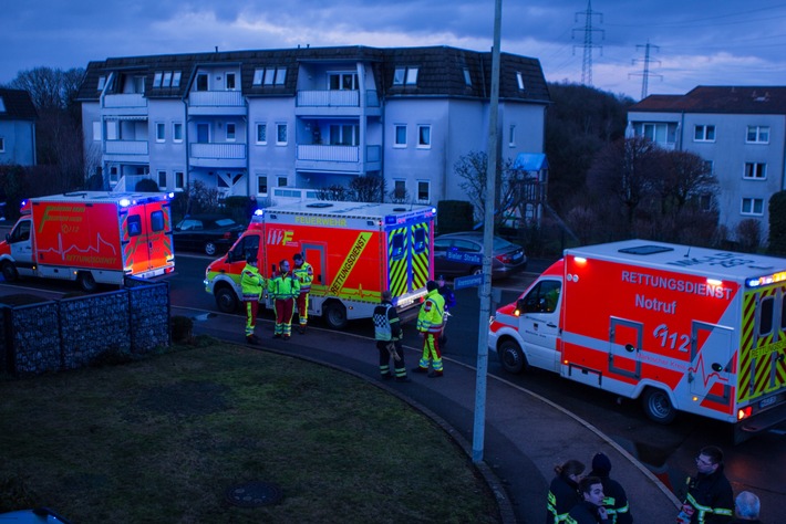 FW-MK: Ausgedehnter Wohnungsbrand mit vielen Verletzten