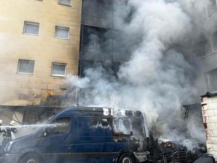 FW Moers: Moers-Mitte: Mehrere Bewohner bei Brand über Drehleitern gerettet / Moers-Meerbeck: Gartenhaus brannte in der Nacht