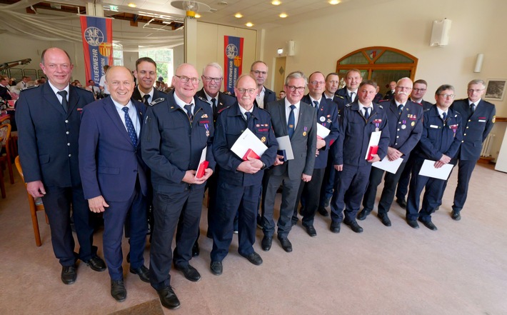 FW-PB: Mehr als 3.200 Feuerwehrleute stehen im Kreis Paderborn bereit / VdF-Kreisverband zieht Jahresbilanz und gratuliert der Feuerwehr Paderborn zum 150-jährigen Bestehen