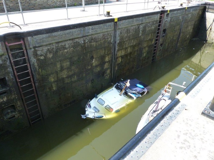 PP-ELT: Sportboot in der Schleuse Ahl gesunken