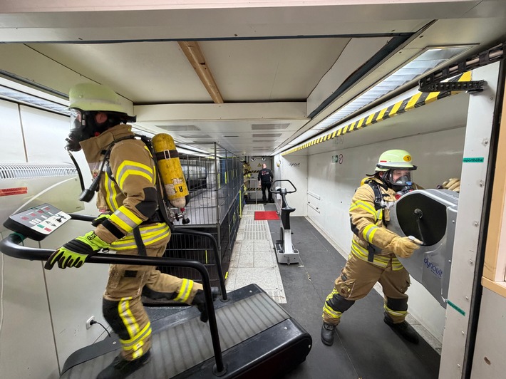 FW Weinheim: Belastung unter Druck-Feuerwehrleute in der Atemschutzstrecke