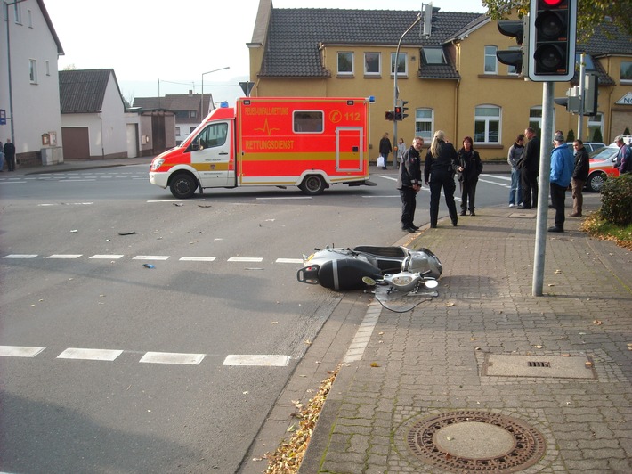 POL-HOL: Boffzen - L 550 - Bahnhofstraße: Motorrollerfahrer schwer verletzt - Zusammenstoß mit PKW beim Abbiegen -