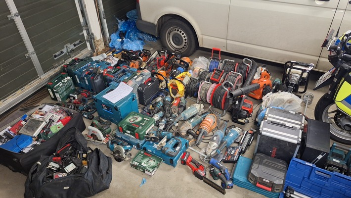 POL-DEL: Autobahnpolizei Ahlhorn: Sicherstellung mutmaßlichen Diebesguts auf der Autobahn 1 in Harpstedt +++ Suche nach Eigentümern