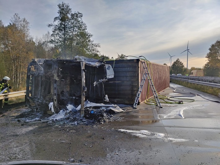 POL-CUX: Update zum schweren Verkehrsunfall auf der BAB 27 bei Schwanewede - Vollsperrung dauert noch an (Lichtbild in der Anlage)