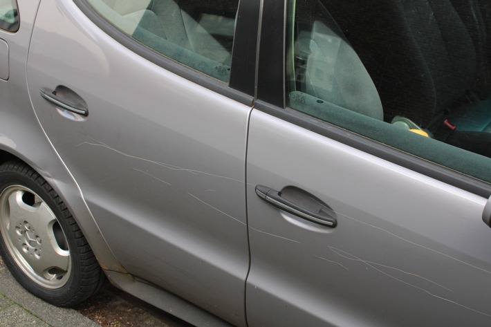 POL-NE: Hoher Schaden durch mutwillige Sachbeschädigung: Fast vier Dutzend Autos zerkratzt