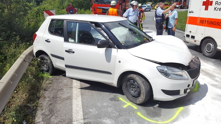 POL-VDKO: Verkehrsunfall im Begegnungsverkehr mit schwerverletzter Person
