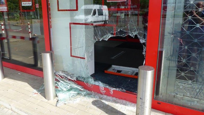 POL-DU: Großenbaum: Geldautomat im Elektrofachmarkt aufgebrochen - Zeugen gesucht