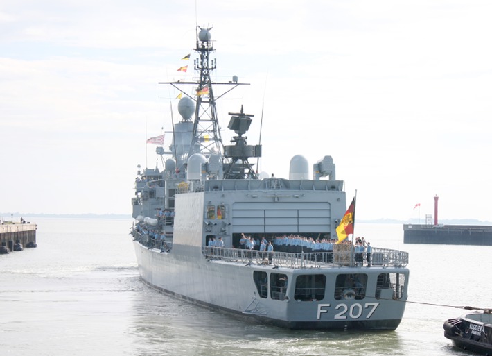 Deutsche Marine: Pressemeldung: &quot;Atalanta&quot; - Fotos vom Auslaufen der Fregatte &quot;Bremen&quot;