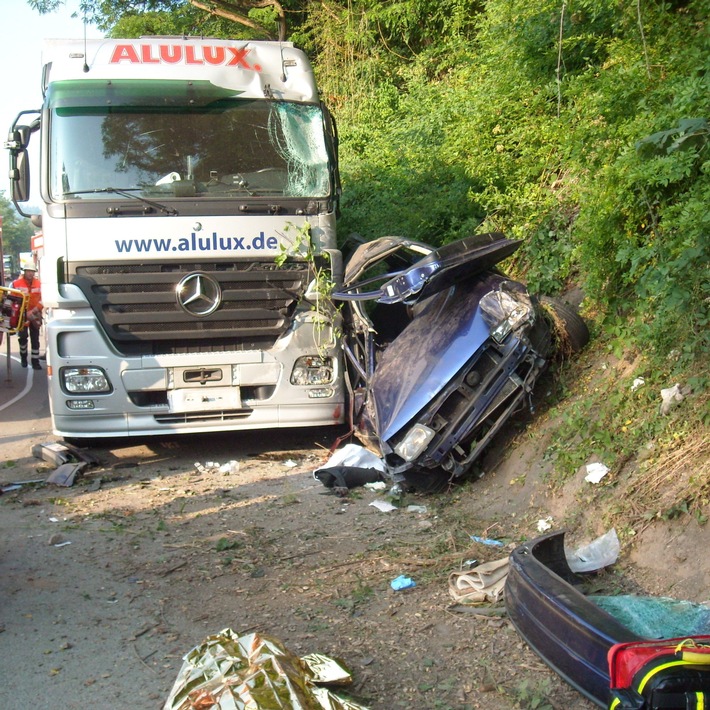 POL-HOL: Bundesstraße 83 - Gemarkung Polle: 39jähriger bei schwerem Verkehrsunfall getötet  - Fahrer und weiterer Mitfahrer schwer verletzt -