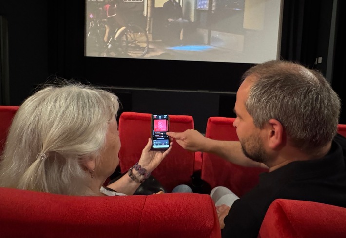 Kinovergnügen mit Auracast™ hat sich bewährt: Deutschlands erstes Kino mit neuartiger Vernetzung erfährt seit Monaten überaus positive Resonanz