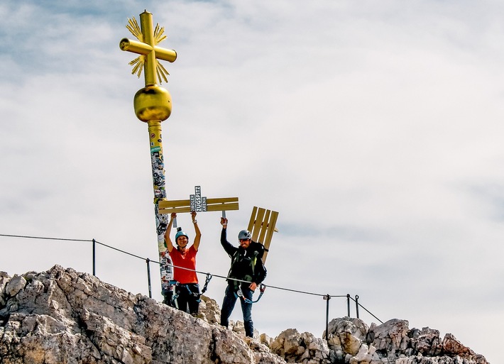 ++ Weltrekord geglückt zum Jubiläum der Zugspitz-Erstbesteigung: Das "schwerste auf einen Berg getragene und dort aufgebaute Möbelstück" dient nun als Weltrekord-Aussichtspunkt auf der Zugspitze  ++ Eintrag ins RID-Rekordregister erfolgt heute ++