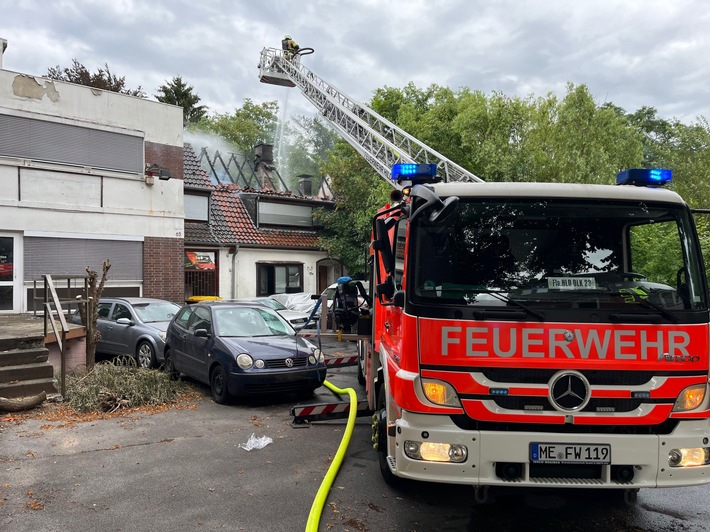 POL-ME: Zwei Feuerwehrkräfte bei Brand in Hilden schwer verletzt - die Polizei ermittelt - Hilden - 2407054