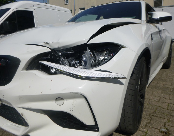 POL-BI: Unfallfahrer lässt hochwertigen BMW unverschlossen zurück