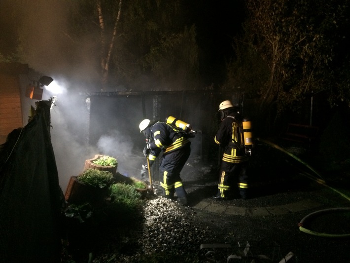 FW-Stolberg: Brand eines Gartenhauses in voller Ausdehnung