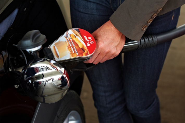 Betankung Mini mit Super E10. Weiterer Text &uuml;ber ots und www.presseportal.de/nr/73390 / Die Verwendung dieses Bildes ist f&uuml;r redaktionelle Zwecke honorarfrei. Ver&ouml;ffentlichung bitte unter Quellenangabe: "obs/Bundesverband der deutschen Bioethanolwirtschaft e. V./BDBe"