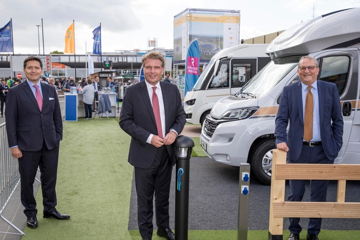 CIVD zeigt auf Caravan Salon wie moderne Reisemobilstellplätze aussehen - Politik schaut vorbei