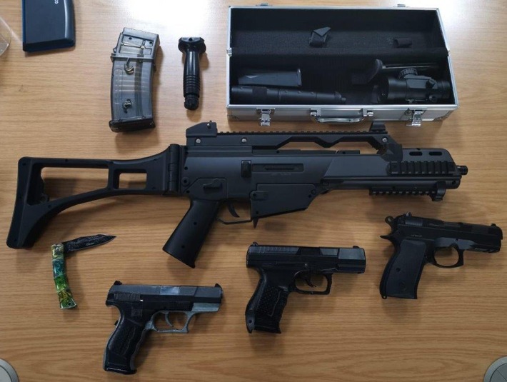 BPOL NRW: Mit Arsenal von Softairwaffen im Gepäck - Bundespolizei stellt Anscheinswaffen sicher