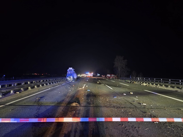 FW-ROW: Nächtlicher Feuerwehreinsatz sorgt für Vollsperrung der Autobahn A1 Höhe Grundbergsee
