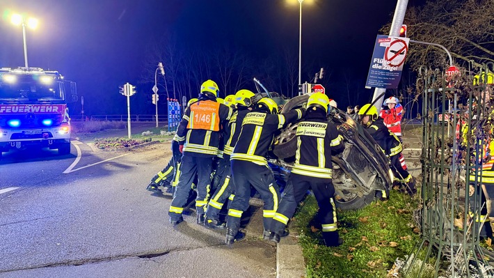 Feuerwehr MTK: Pkw prallt gegen Laternenmast: Fahrerin nach Alleinunfall befreit