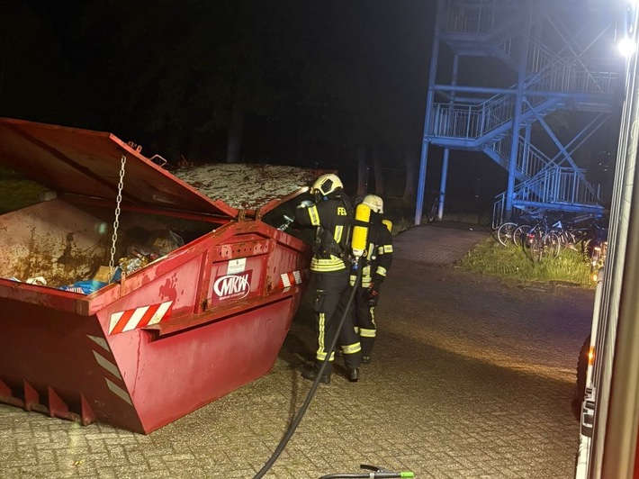 FW-AUR: Feuer im Müllcontainer