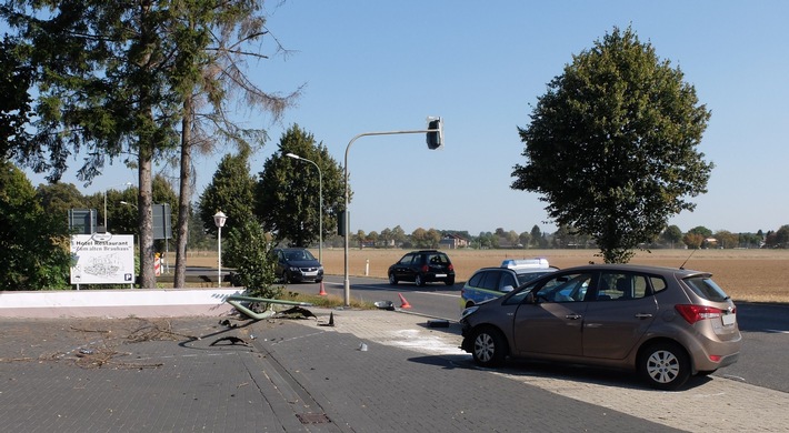 POL-DN: Auto prallt gegen Laterne