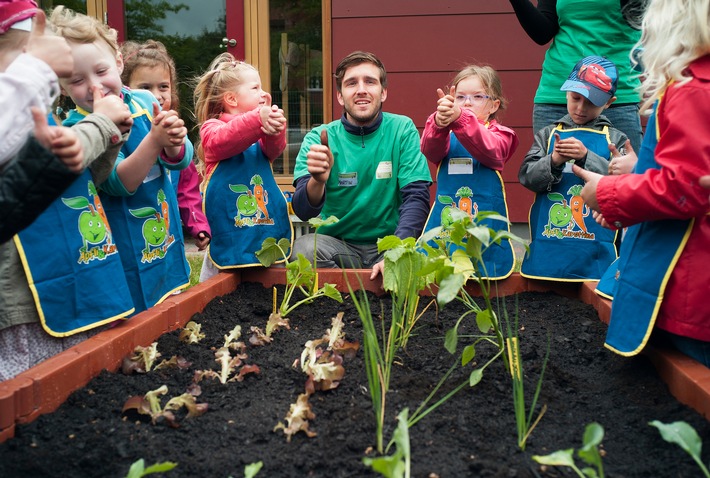 Gemüsebeete für Kids: Kleine Gärtner - große Erfolge / Kindergartenprojekt der EDEKA Stiftung startet in die neue Saison