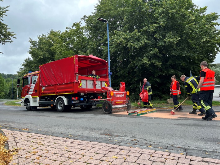 FW Marienheide: Großflächige Ölspur beschäftigt Marienheider Feuerwehr am Sonntagvormittag