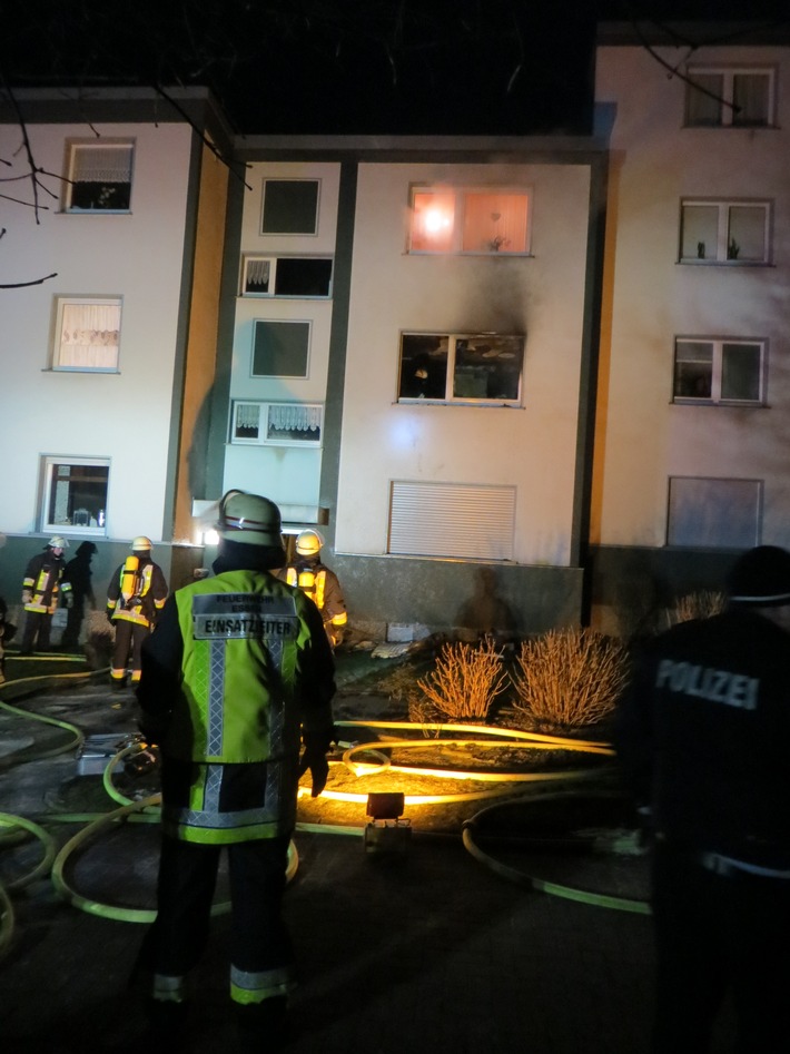 FW-E: Wohnungsbrand in Mehrfamilienhaus, 57 Jahre alte Frau mit Rauchvergiftung und Verbrennungen zum Krankenhaus