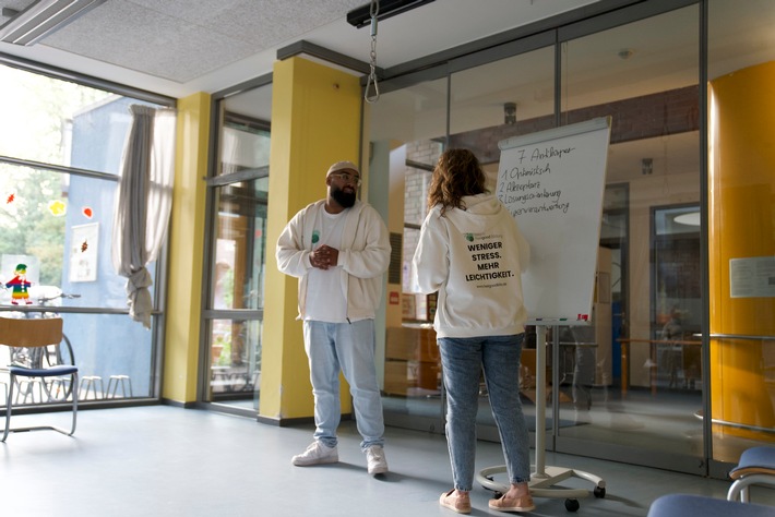 Müde von Work-Life-Balance? Belastbarkeit steigern statt Belastung senken - Stevan Bimbasic erklärt, warum isolierte Selbstfürsorge schädlich für Kitas ist