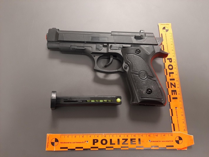 Bundespolizeidirektion München: Reisende mit Softairwaffe bedroht / Bundespolizei ermittelt gegen 29-Jährigen